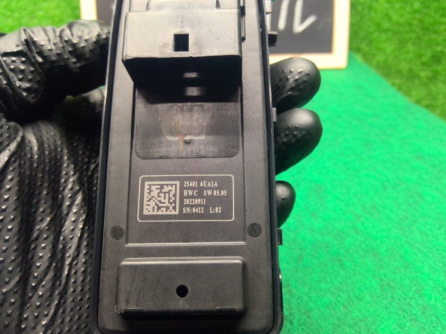 【中古】エクストレイル 6AA-SNT33 パワーウインドウスイッチ 25401-6UA1A