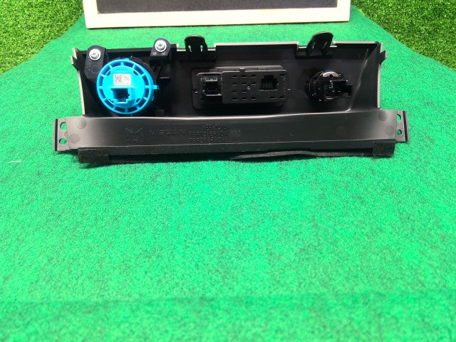 【中古】エクストレイル 6AA-SNT33 ＵＳＢポート イグニッションスイッチ付き