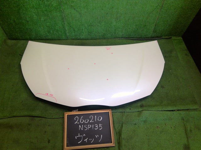 【中古】ヴィッツ DBA-NSP135 ボンネットフード 53301-52310