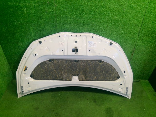 【中古】ヴィッツ DBA-NSP135 ボンネットフード 53301-52310