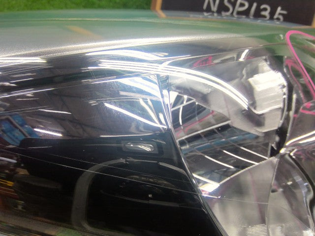 【中古】ヴィッツ DBA-NSP135 右ヘッドランプＡＳＳＹ 81130-52L40