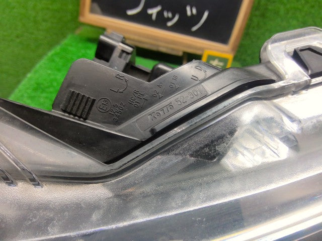 【中古】ヴィッツ DBA-NSP135 右ヘッドランプＡＳＳＹ 81130-52L40
