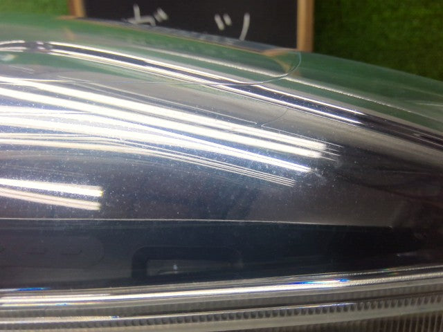 【中古】ヴィッツ DBA-NSP135 左ヘッドランプＡＳＳＹ 81170-52L40
