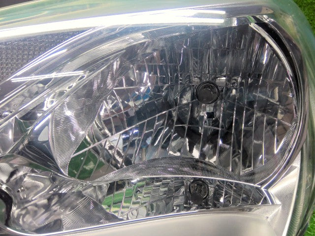 【中古】ヴィッツ DBA-NSP135 左ヘッドランプＡＳＳＹ 81170-52L40