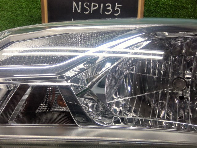 【中古】ヴィッツ DBA-NSP135 左ヘッドランプＡＳＳＹ 81170-52L40