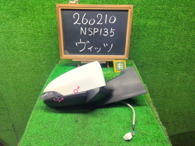 【中古】ヴィッツ DBA-NSP135 右サイドミラー 87910-52B90