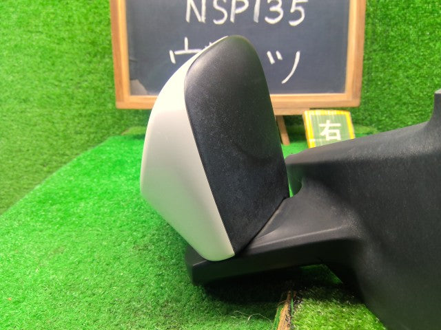 【中古】ヴィッツ DBA-NSP135 右サイドミラー 87910-52B90