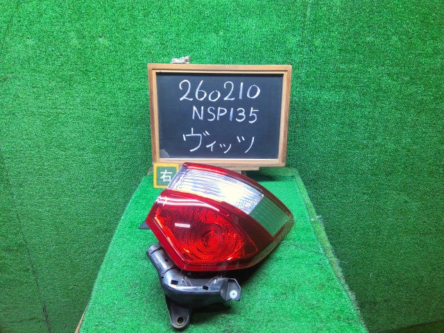 【中古】ヴィッツ DBA-NSP135 右テールランプ 81551-52D21