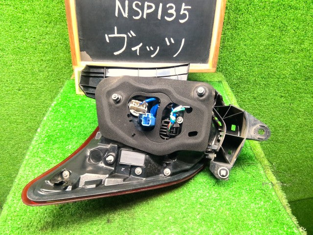 【中古】ヴィッツ DBA-NSP135 右テールランプ 81551-52D21