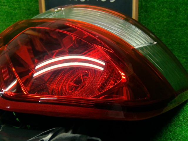 【中古】ヴィッツ DBA-NSP135 右テールランプ 81551-52D21