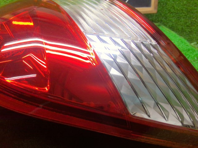 【中古】ヴィッツ DBA-NSP135 右テールランプ 81551-52D21