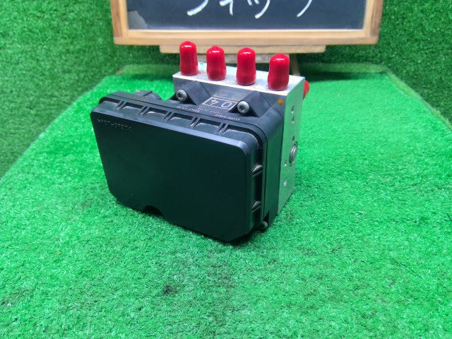 【中古】ヴィッツ DBA-NSP135 ＡＢＳアクチュエーター 44050-52S40