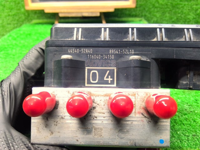 【中古】ヴィッツ DBA-NSP135 ＡＢＳアクチュエーター 44050-52S40