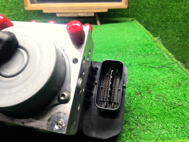 【中古】ヴィッツ DBA-NSP135 ＡＢＳアクチュエーター 44050-52S40