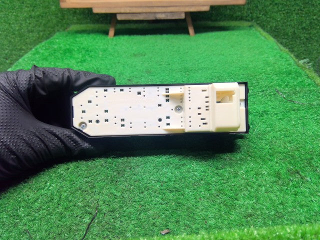 【中古】ヴィッツ DBA-NSP135 パワーウインドウスイッチ 84820-52430