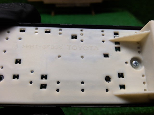 【中古】ヴィッツ DBA-NSP135 パワーウインドウスイッチ 84820-52430