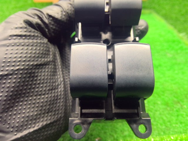 【中古】ヴィッツ DBA-NSP135 パワーウインドウスイッチ 84820-52430