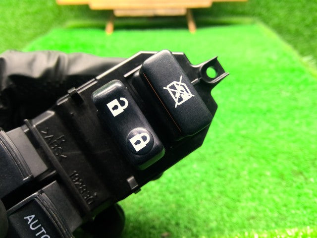 【中古】ヴィッツ DBA-NSP135 パワーウインドウスイッチ 84820-52430
