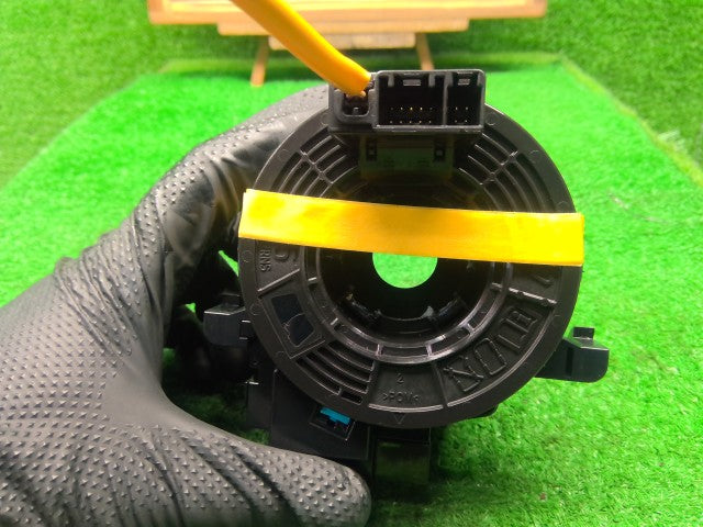 【中古】ヴィッツ DBA-NSP135 スパイラルケーブル 84307-47060
