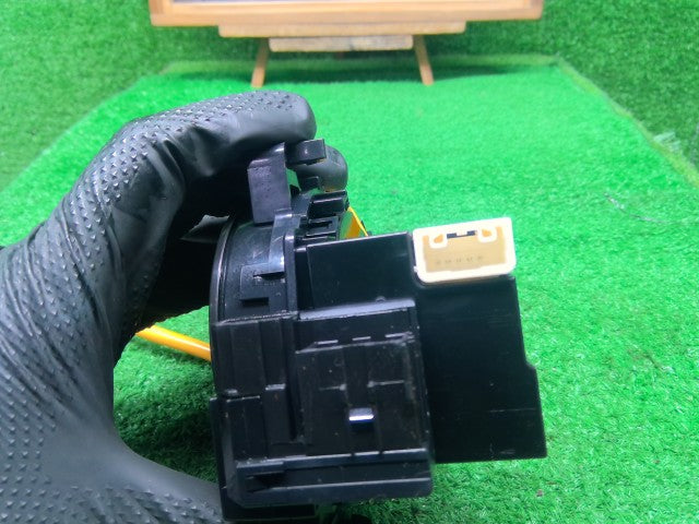 【中古】ヴィッツ DBA-NSP135 スパイラルケーブル 84307-47060