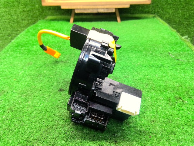 【中古】ヴィッツ DBA-NSP135 スパイラルケーブル 84307-47060