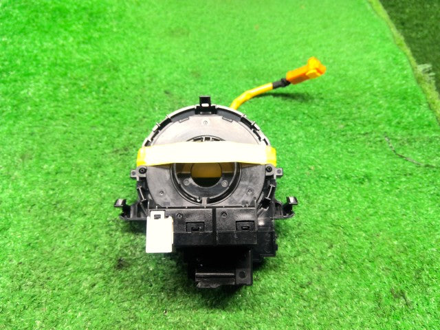 【中古】ヴィッツ DBA-NSP135 スパイラルケーブル 84307-47060