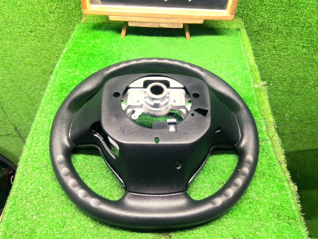 【中古】ヴィッツ DBA-NSP135 ステアリングホイール 45100-52480-C1