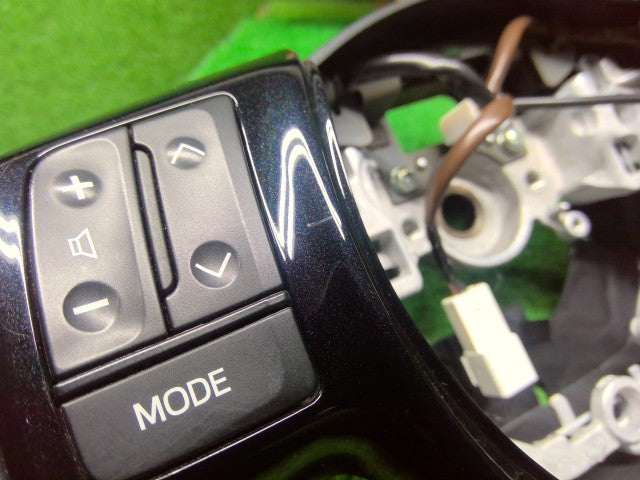 【中古】ヴィッツ DBA-NSP135 ステアリングホイール 45100-52480-C1