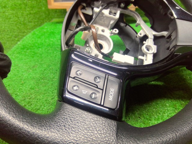 【中古】ヴィッツ DBA-NSP135 ステアリングホイール 45100-52480-C1