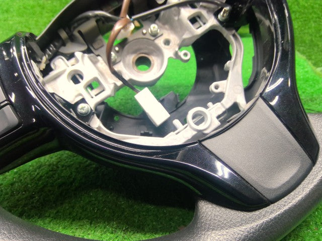 【中古】ヴィッツ DBA-NSP135 ステアリングホイール 45100-52480-C1