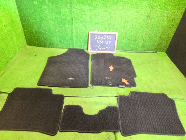 【中古】ヴィッツ DBA-NSP135 フロアマット