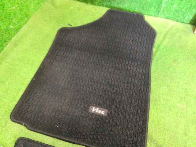 【中古】ヴィッツ DBA-NSP135 フロアマット