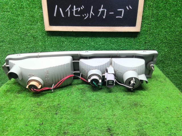 【中古】ハイゼット EBD-S331V 右テールランプ 81550-B5020
