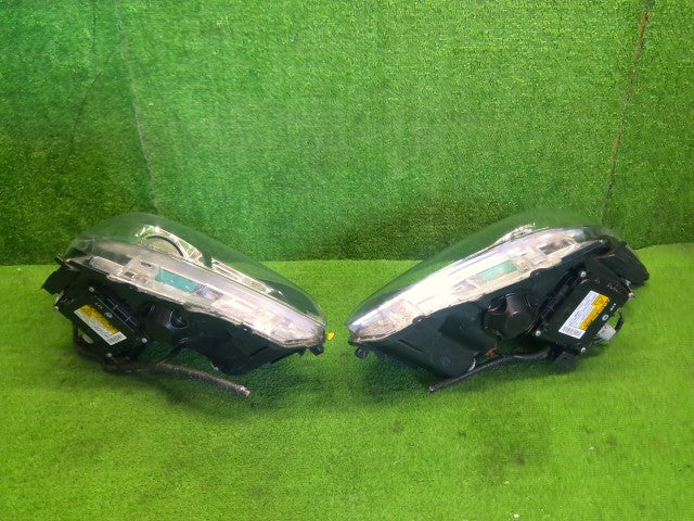 【中古】プリウス DAA-ZVW30 ヘッドランプ左右セット 81110-47411