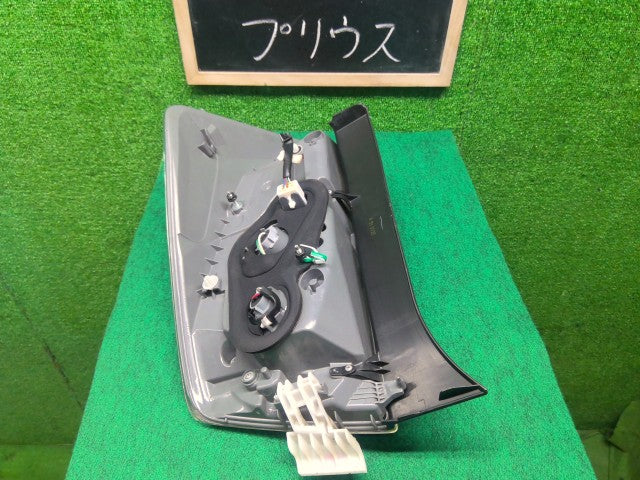 【中古】プリウス DAA-ZVW30 右テールランプ 81550-47170