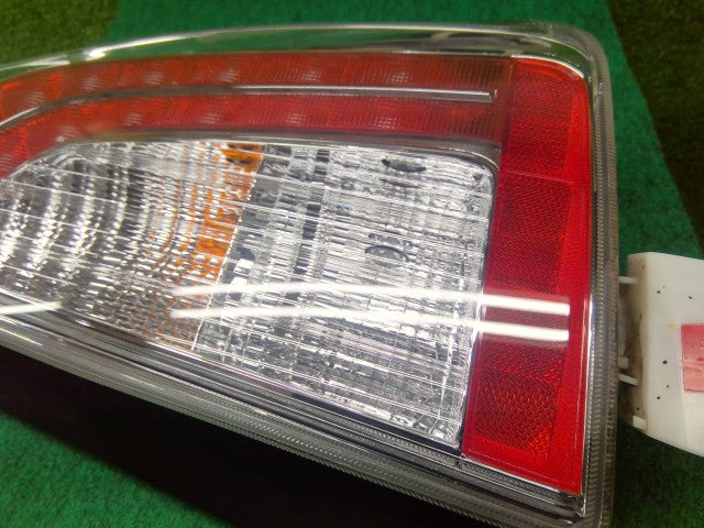 【中古】プリウス DAA-ZVW30 右テールランプ 81550-47170