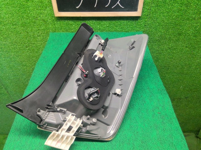 【中古】プリウス DAA-ZVW30 左テールランプ 81560-47170