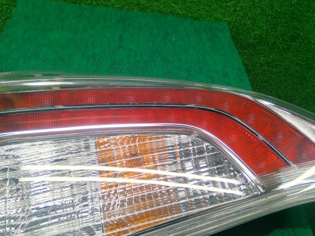 【中古】プリウス DAA-ZVW30 左テールランプ 81560-47170