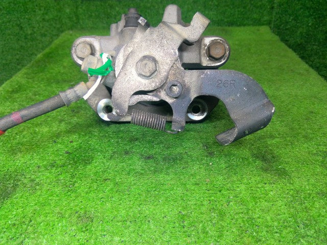【中古】プリウス DAA-ZVW30 右リアキャリパー 47830-12151