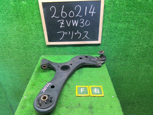 【中古】プリウス DAA-ZVW30 右フロントロアアーム 48068-47050
