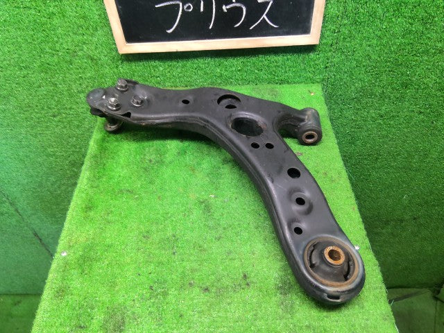 【中古】プリウス DAA-ZVW30 右フロントロアアーム 48068-47050