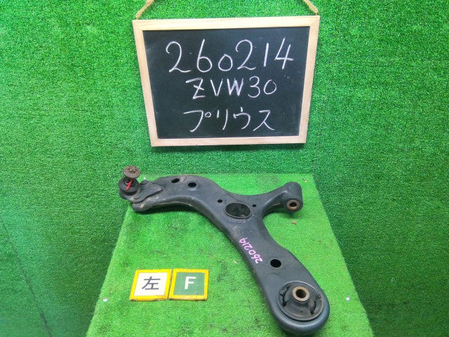 【中古】プリウス DAA-ZVW30 左フロントロアアーム 48069-47050