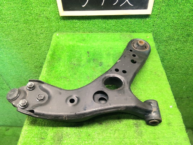 【中古】プリウス DAA-ZVW30 左フロントロアアーム 48069-47050