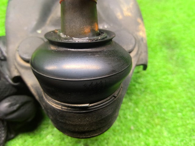 【中古】プリウス DAA-ZVW30 左フロントロアアーム 48069-47050