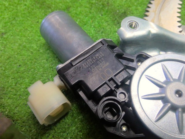 【中古】キャリィ EBD-DA16T 右フロントドアレギュレータ・モーター 83401-82M10