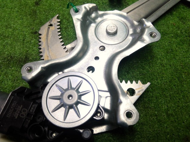 【中古】キャリィ EBD-DA16T 右フロントドアレギュレータ・モーター 83401-82M10