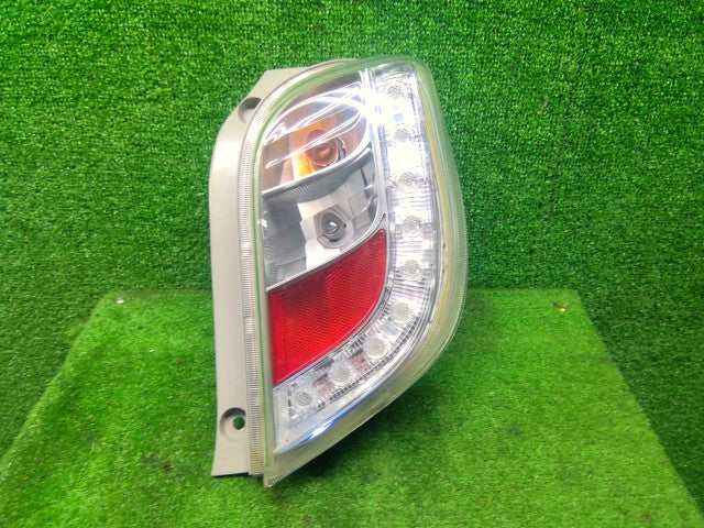 【中古】プレオプラス DBA-LA310F 右テールランプ 81550B2600