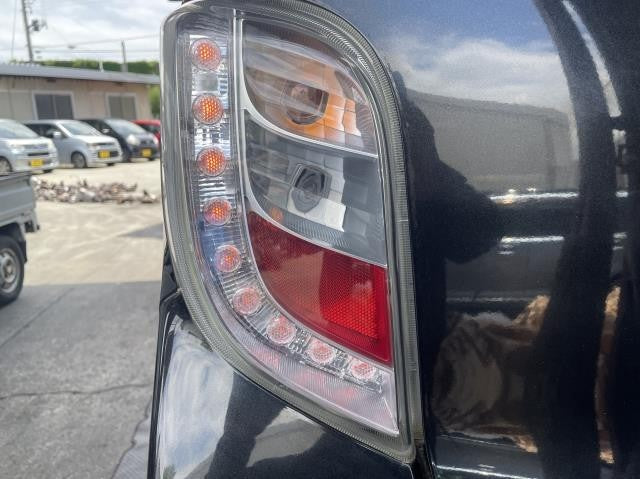 【中古】プレオプラス DBA-LA310F 左テールランプ 81560B2600