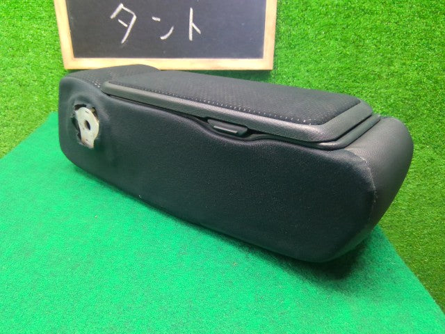 【中古】タント DBA-LA610S アームレスト 72810-B2640-C2