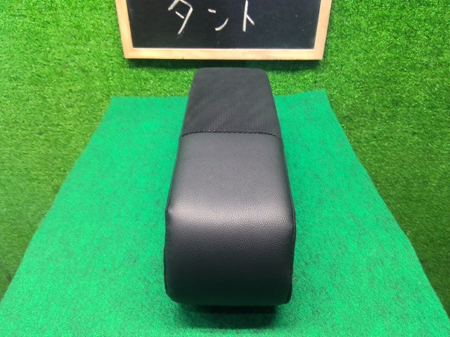 【中古】タント DBA-LA610S アームレスト 72810-B2640-C2